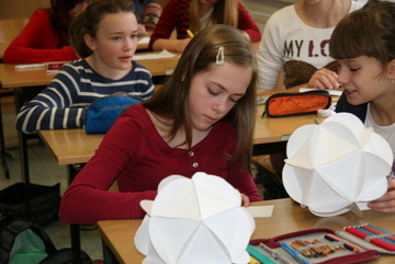 Studenti ve výtvarné výchově