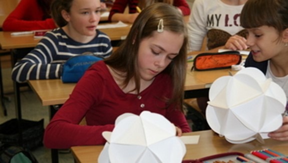 Studenti ve výtvarné výchově