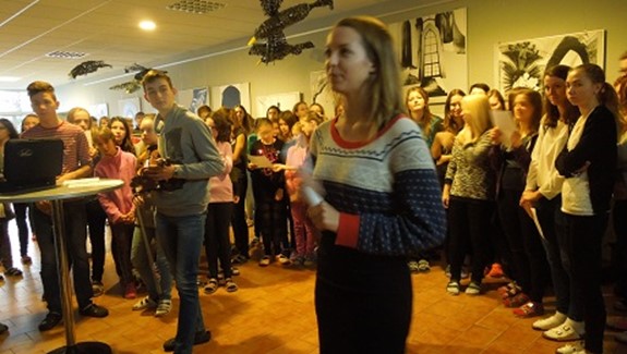 Vánoční zpívání na schodech