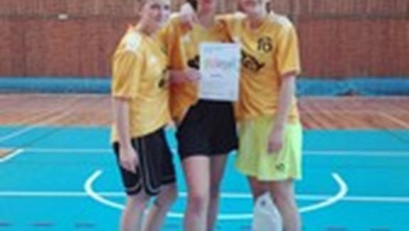 Tým dívek vyhrál okresní kolo ve streetbale