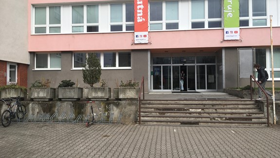 Studenti Bigy si rozhodnou o podobě vchodu před školou