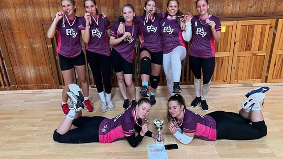 Volejbalistky se radovaly z bronzu, kluci byli pátí