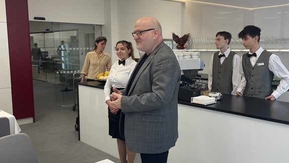 Jeden den s diplomatem