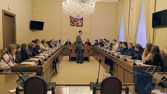 Prváci a kvintáni jako poslanci a senátoři
